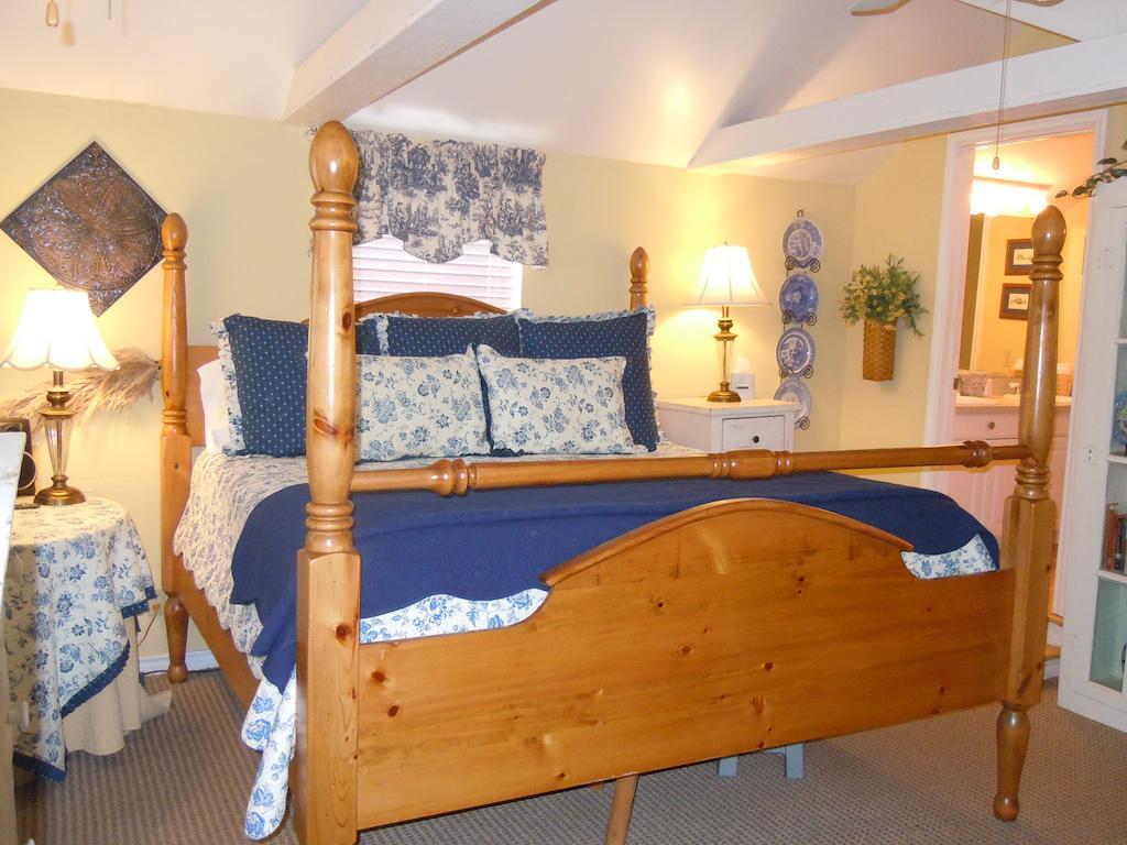 Carriage House Fredericksburg Bed & Breakfast Rom bilde