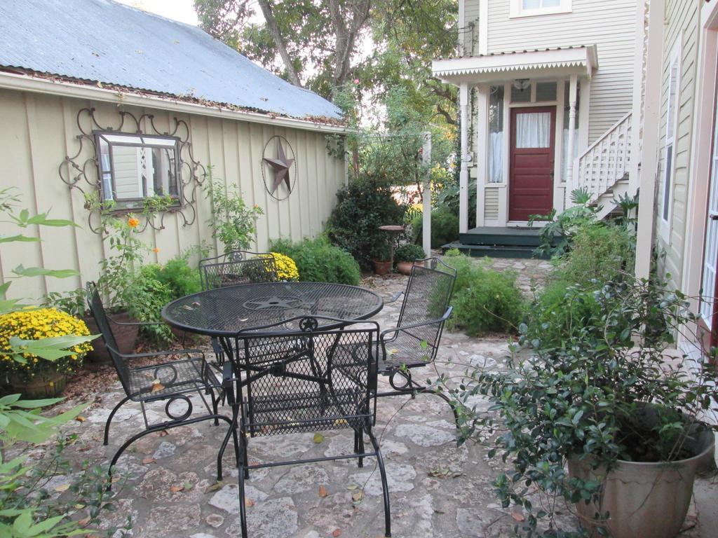Carriage House Fredericksburg Bed & Breakfast Eksteriør bilde
